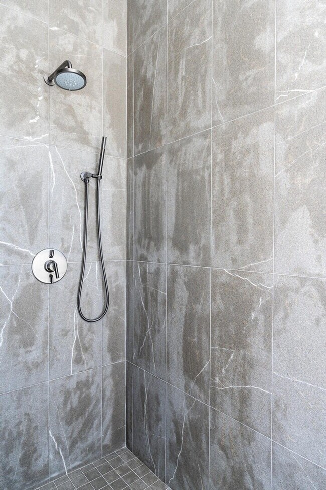 Building Photo - 10 Tree Line Ln