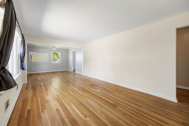 Building Photo - Beautiful 2 Bedroom Corner Lot Property Near Forest Hill Ave ***Available May 2026***