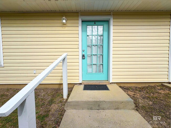 Building Photo - 5652 Dee St