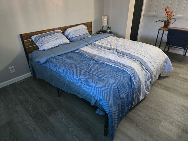 Building Photo - Rooms for Rent – Furnished, Lockable, & Private Backyard! 6 Spots Open.