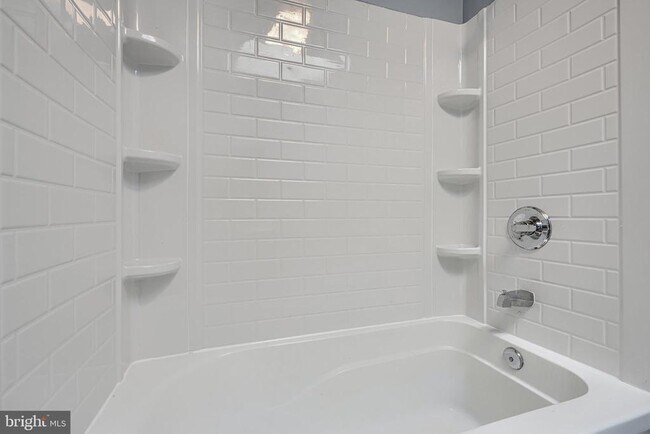 Building Photo - 2533 W Lombard St