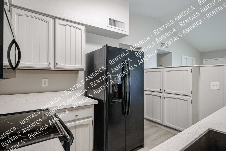 Building Photo - 3333 S Parkside Dr