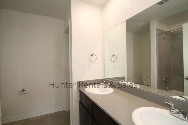 Building Photo - Exceptional 3 Bedroom Heights Duplex
