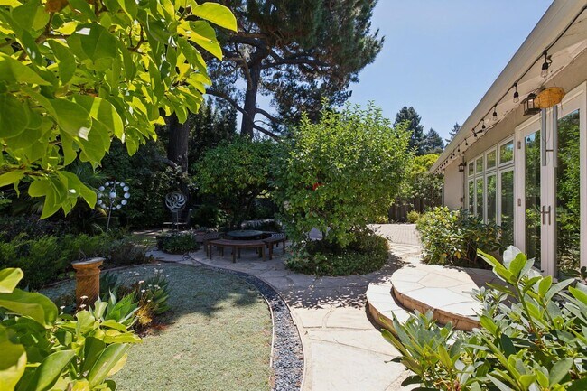 Building Photo - Beautiful Ranch Home with Bonus Room & Detached ADU | Minutes to Downtown