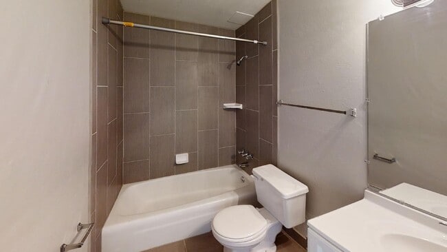 Building Photo - 335 Ruskin Dr