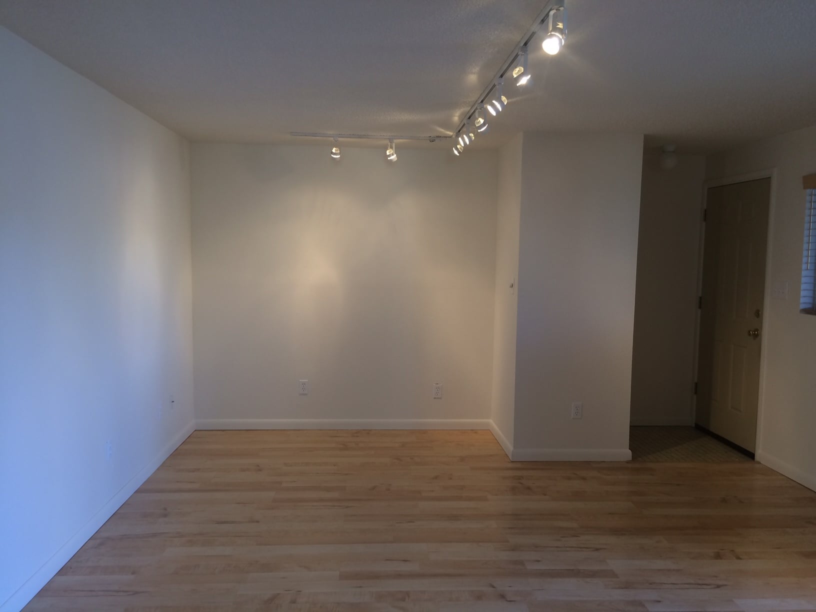 Building Photo - 1202 Avenida del Sol