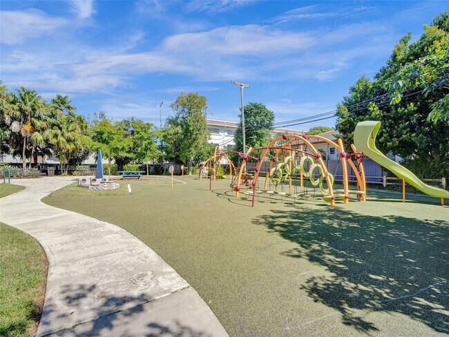 Building Photo - 2421 NE 7th Pl