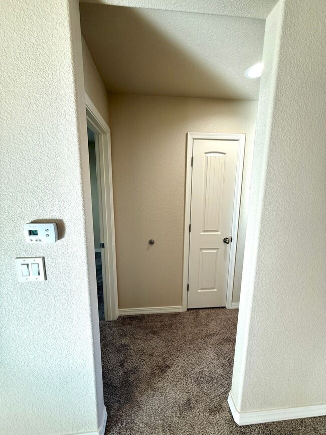 Building Photo - Great 4 Bedroom Home with Drive Through Side Gate! *HOME IS CURRENTLY OCCUPIED, PLEASE DO NOT DIS...