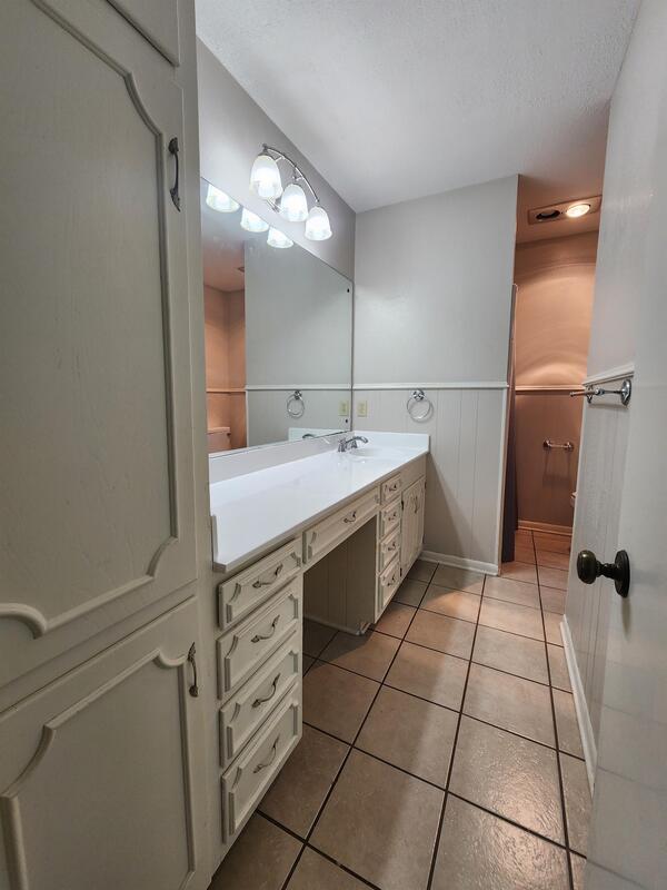 Building Photo - 420 Top Hill Dr