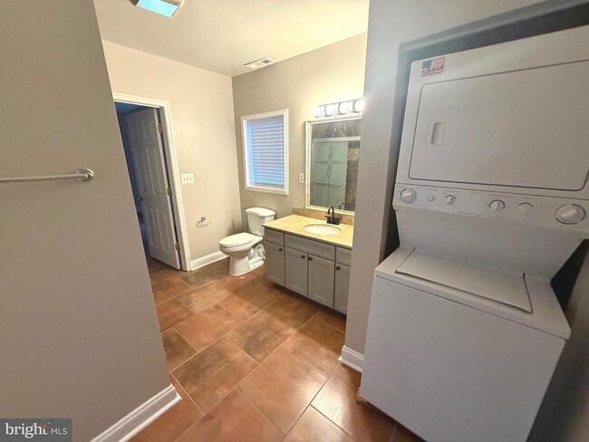 Building Photo - 728 18th St S