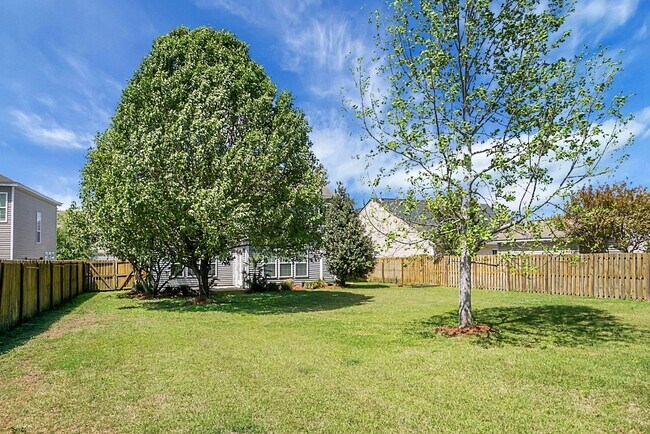 Building Photo - Comfortable Living, 4 BR 2.5 BA Home, Two Car Garage