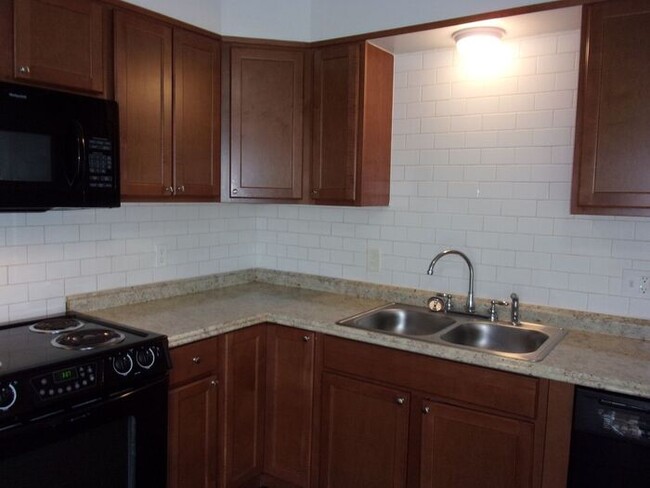 Building Photo - Recently Renovated 2 Bedroom 1 1/2 Bath To...