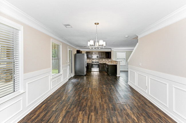 Building Photo - Large Updated 3 Bed / 2.5 Bath Home