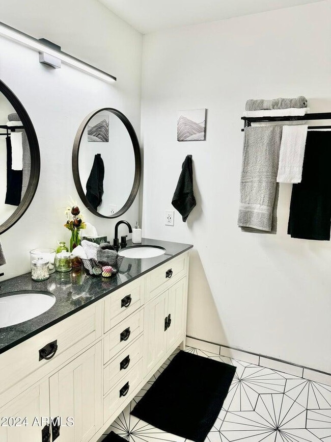 Building Photo - 1916 E Inverness Ave