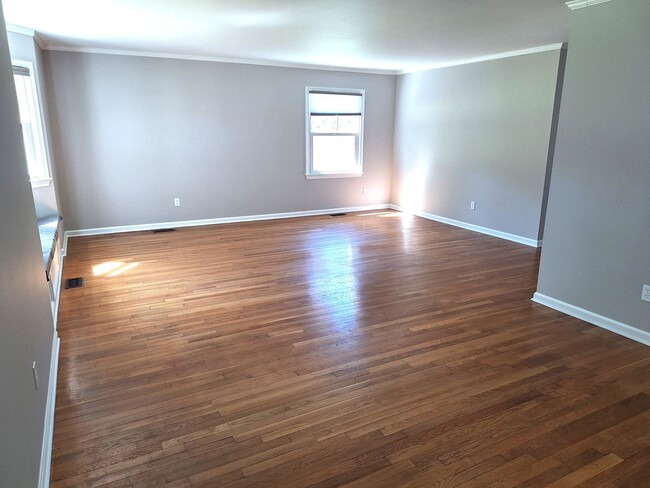 Building Photo - 3 bedroom /2 full bathroom- Yorktown