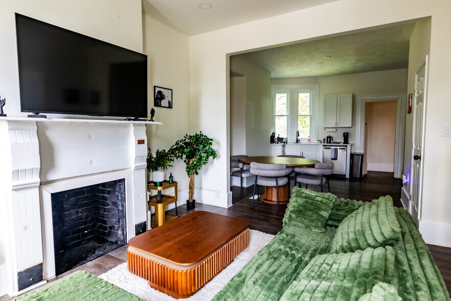 Building Photo - 2325 5th Ave