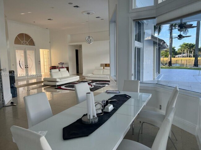 Building Photo - 2534 Poinciana Dr