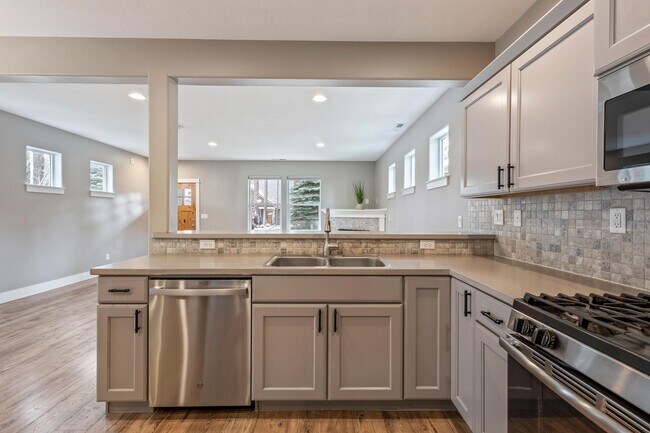 Building Photo - Modern 3 BR home on beautiful wooded lot in Sisters