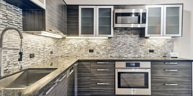 Building Photo - Sophisticated & Chic 2-Level Loft in SOMA ...