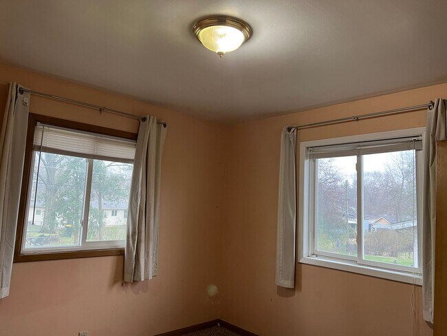 Building Photo - 3 bedroom 1.5 Bathroom with a Large Backya...