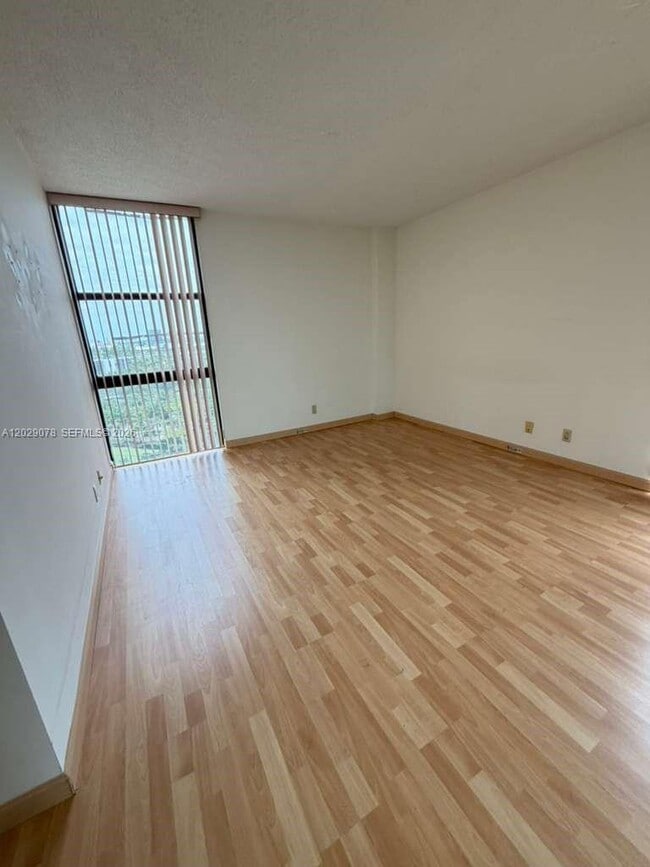 Building Photo - 20379 W Country Club Dr