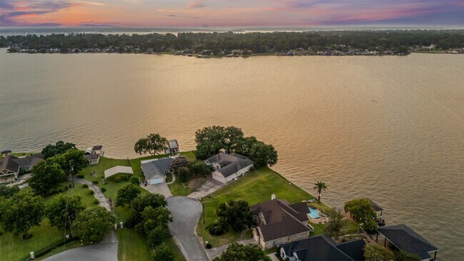 Building Photo - 14030 Shoreline Dr