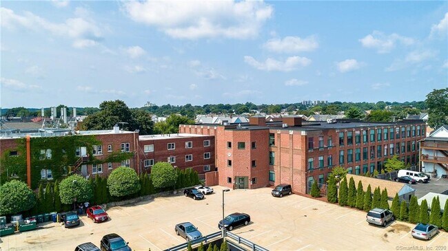 Building Photo - 390 Charles St