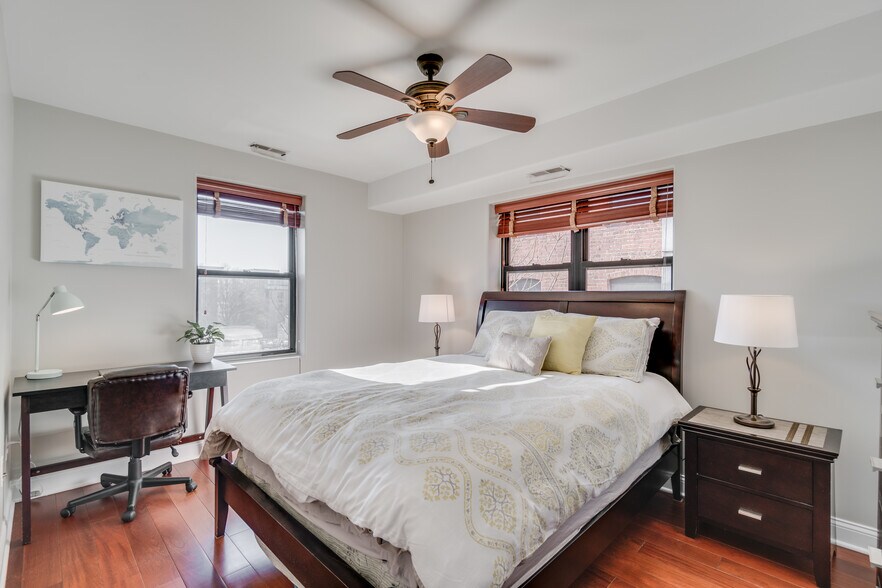 Master bedroom with 2 closets - 1354 Euclid St NW