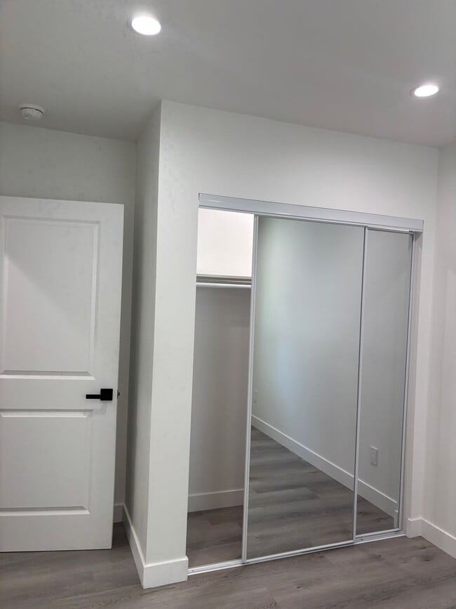 Building Photo - 1219-1223 S Lake St