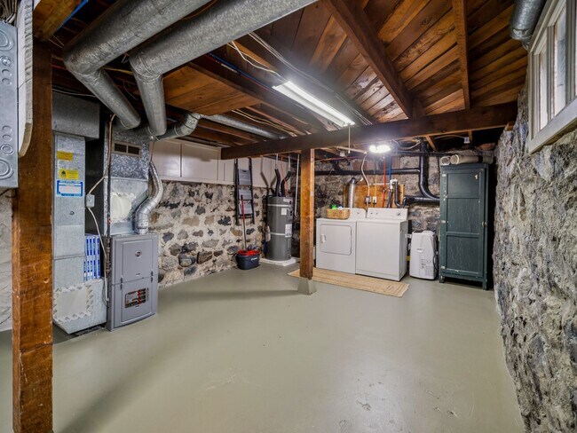 Building Photo - Charming Fully Furnished Spokane Home | Updated Comfort Near Downtown & Parks