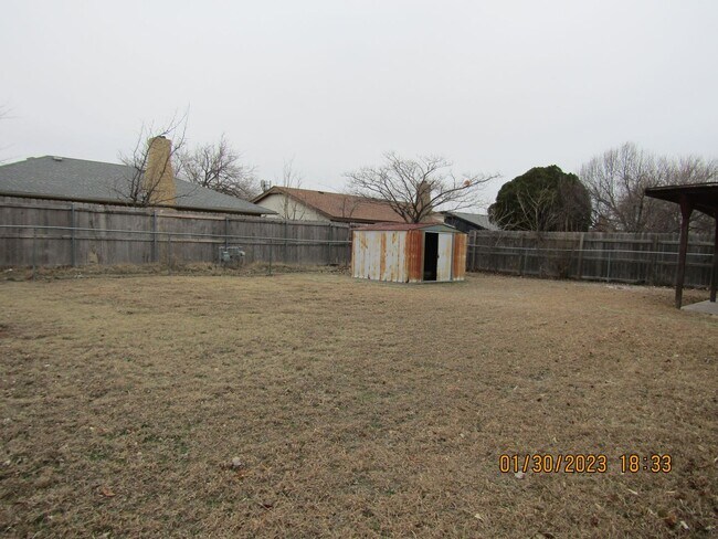 Building Photo - West side home located close to shopping, restaurants