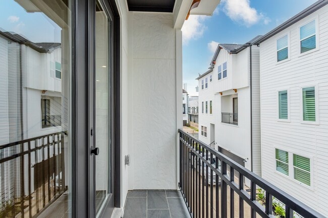 Building Photo - 1439 W 25th St