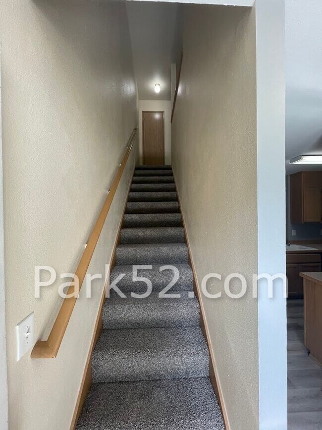 Building Photo - 2 Bedroom University Place Townhome