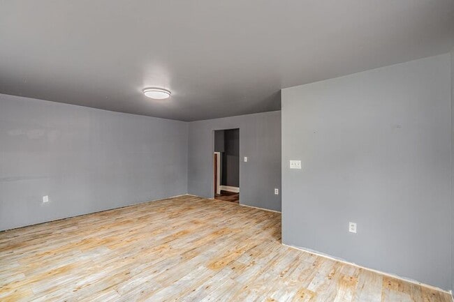 Building Photo - 411 Deerwood Dr