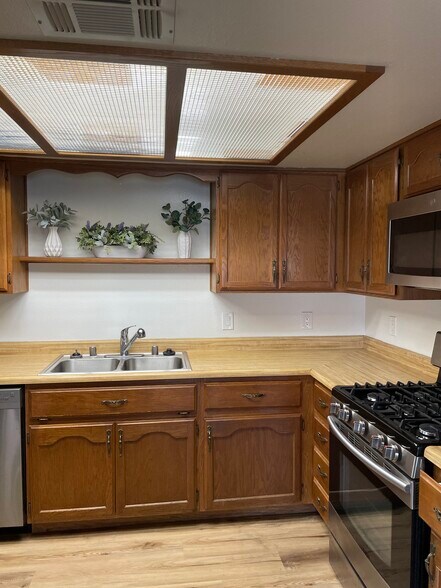 Building Photo - 6649 W Tropicana Ave