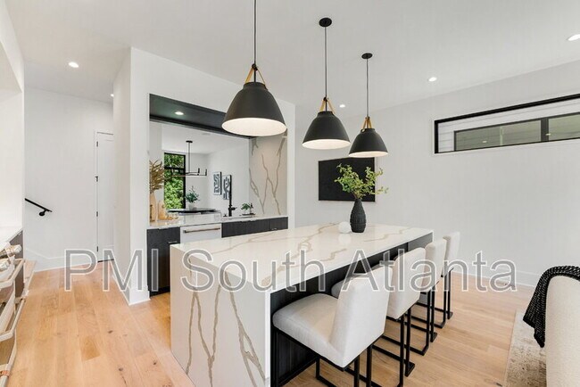 Building Photo - 194 E Lake Terrace SE