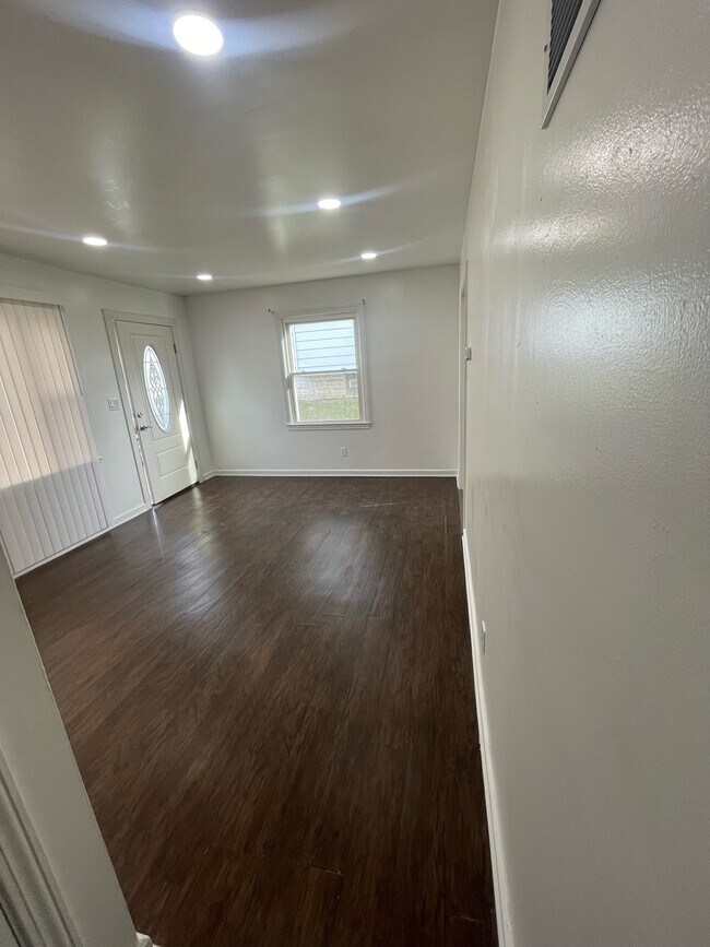 Building Photo - 1539 Wakefield Ave