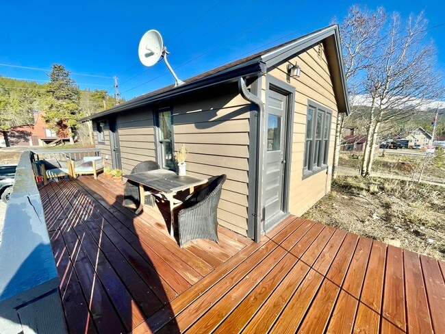 Building Photo - Main St! Storage and Parking! 20 minute dr...