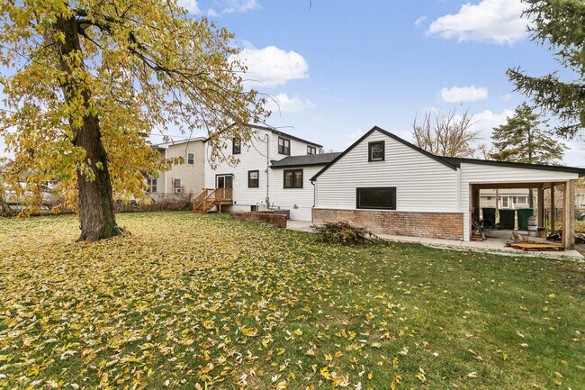 Building Photo - 635 E Prairie Ave