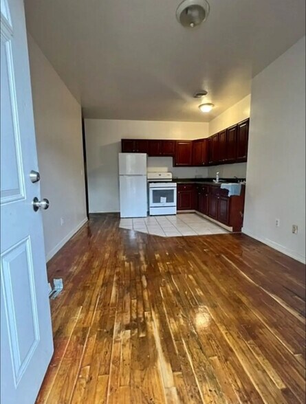 Building Photo - 28A Radde Pl
