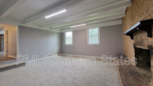 Building Photo - 104 Madison Cir