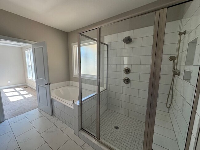 Building Photo - Like New and Move-in Ready!!