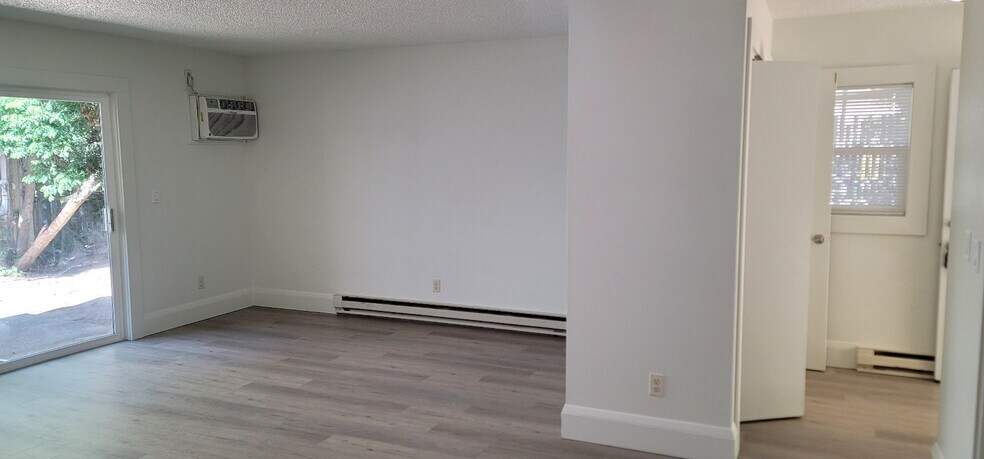 Great room facing back door - 110 SE Vista Ave