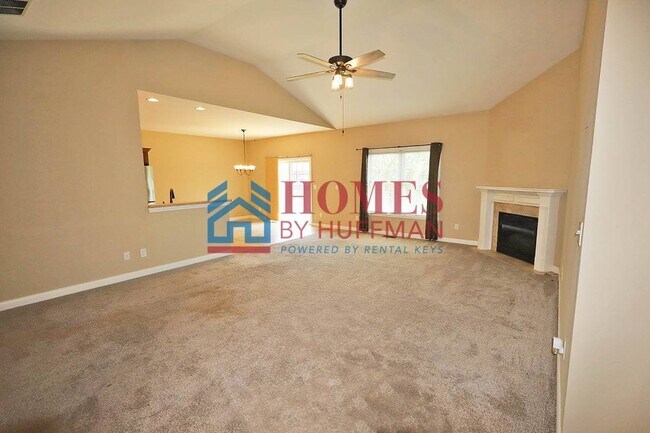 Building Photo - Three Bedroom | Two Bathroom | Newburgh