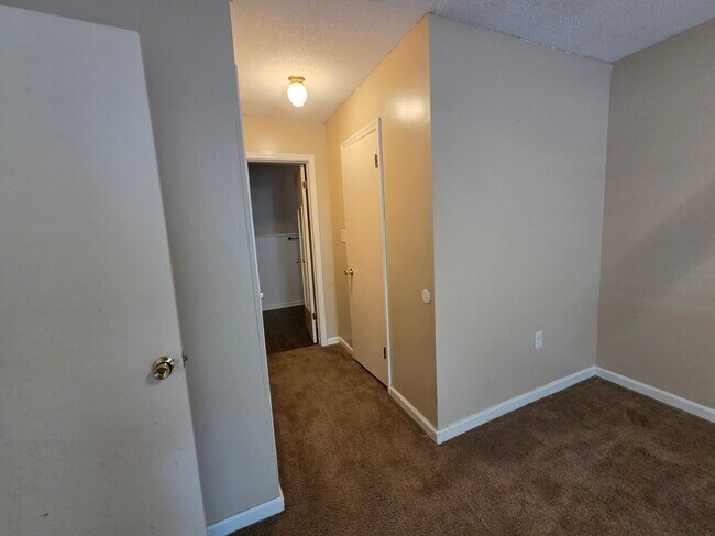 Building Photo - 401 E Lawnwood Ave