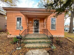 Building Photo - 523 W 2nd- 3 bedroom house