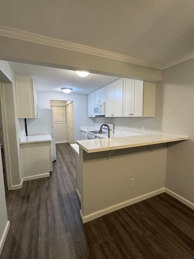 Building Photo - 2Bd/2Ba Kirkland Condo