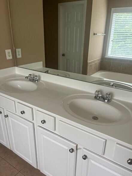 Building Photo - 2530 Sandown Ct