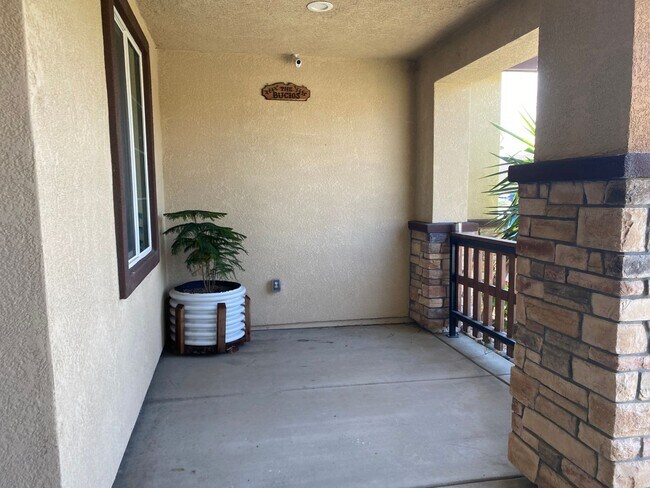 Building Photo - Beautiful Los Banos Rental