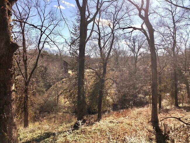 Building Photo - Charming single-level ranch home offers 4 bedrooms and 2 bathrooms in Brentwood